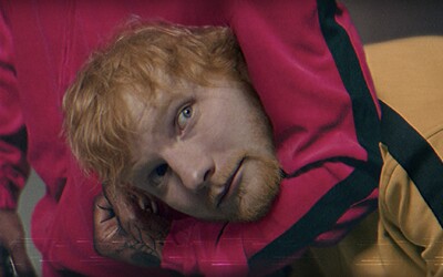 Travis Scott škrtí Eda Sheerana v bláznivom videoklipe, v ktorom explodujú hlavy. Kto zjedol posledný hranolček?
