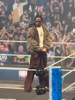 Travis Scott šokoval svojím debutom na wrestlingu. Pri nástupe fajčil joint, odhalil aj nový track