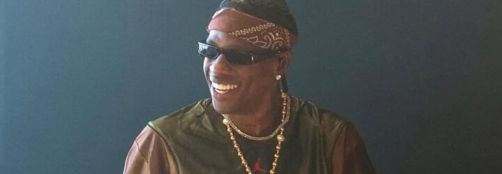 Travis Scott ukázal svoju nežnú stránku. V novom klipe zobral svoju dcérku Stormi na vidiek vo fialovom Lamborghini