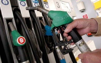Trend klesania cien benzínu a nafty pokračuje. Slováci na pumpách opäť tankujú lacnejšie
