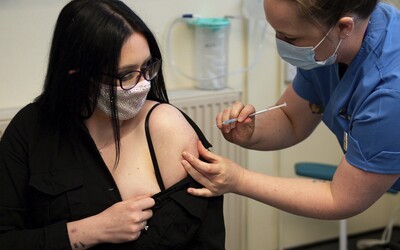 Treťou dávkou vakcíny sa už dalo na Slovensku zaočkovať viac ako 74 000 ľudí