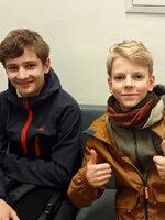 Třináctiletí Češi našli v tramvaji opuštěný batoh plný peněz. Co o nich píše pražská policie?