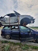 Trnavskí policajti riešia bizarný prípad, po ceste šli dve autá naskladané na seba