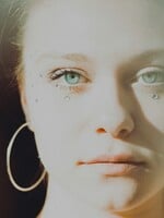 Trpíš v létě, když ostatní hodnotí tvoje tělo? Pomůžeme ti cítit se lépe a najít cestu k sebevědomí