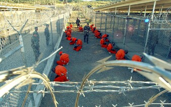 Trump chce tento týden poslat do věznice Guantánamo tisíce migrantů. Je mezi nimi spousta Evropanů