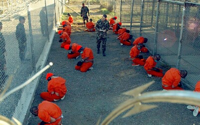 Trump chce tento týden poslat do věznice Guantánamo tisíce migrantů. Je mezi nimi spousta Evropanů