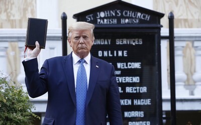 Trump nechal násilím rozohnať demonštrantov, len aby sa mohol odfotiť s Bibliou v ruke