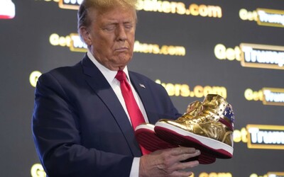 Trump představil vlastní značku tenisek. Jsou zlaté, lesklé, mají americkou vlajku a stojí 400 dolarů