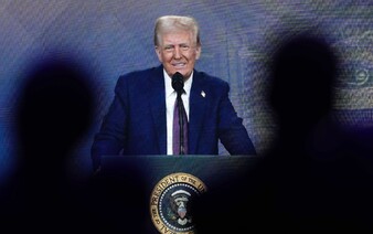 Trump zaviedol clá na dovoz z Kanady, Mexika a Číny. Poplatky pripravuje aj pre Európsku úniu