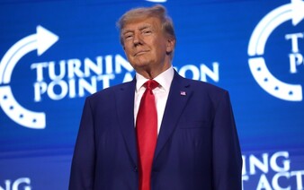 Trump zrušil obmedzenia tlaku v sprchách. Americký prezident sa nevedel postarať o svoje „krásne vlasy“