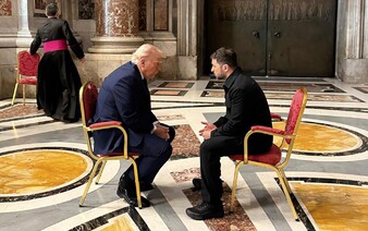 Trumpa a Zelenského odfotili, ako diskutujú pred pohrebom pápeža v Bazilike svätého Petra