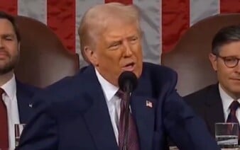 Trumpov historicky najdlhší príhovor: Pochválil sa listom od Zelenského a vyhlásil, že „tak či onak“ získa Grónsko