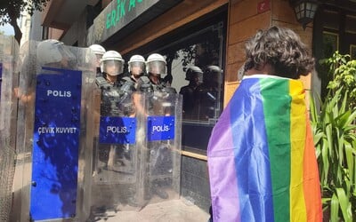 Turecká polícia násilne rozohnala účastníkov dúhového LGBTI pochodu v Istanbule. Zadržala stovky ľudí
