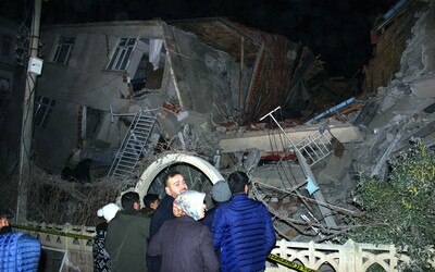 Turecko zasáhlo zemětřesení o síle 6,8. Zhroutilo se několik budov