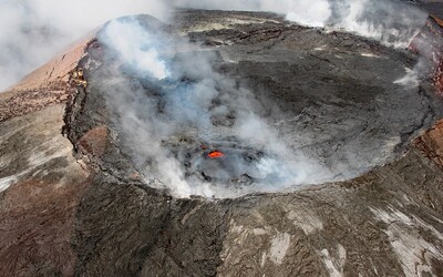 Turista spadol do krátera sopky na Havaji. Preliezol zábradlie a chcel sa pozrieť zblízka