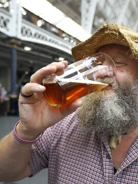 Turisté vybrali nejhorší český alkohol. Co je jejich pohár hořkosti? 