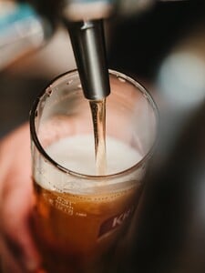 Turisti prozradili, za jakým alkoholem jezdí do Česka. Tuzemák jim chutná víc než Budvar, co vyhrálo?