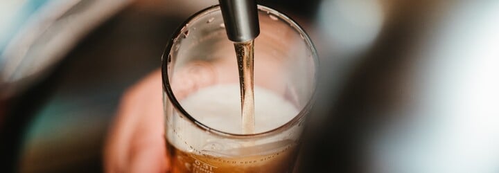 Turisti prozradili, za jakým alkoholem jezdí do Česka. Tuzemák jim chutná víc než Budvar, co vyhrálo?