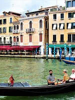 Turisté přibrali, stěžují si Benátčané. Museli omezit počet lidí na gondolách, protože se začaly potápět