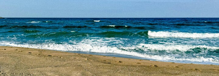 Turisti vo francúzskom meste musia rešpektovať nové pravidlá. Za nevhodné oblečenie v uliciach im hrozí pokuta