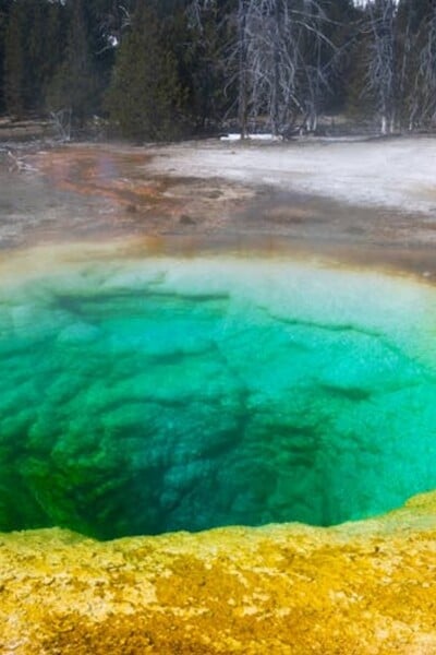 Turisti znečistili jazero v Yellowstone. Hádzali doň mince a zmenilo farbu