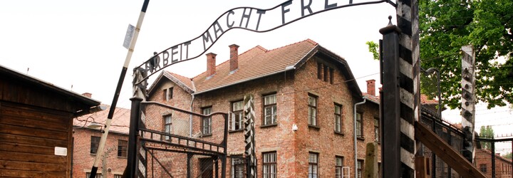 Turistku zadrželi, když hajlovala před vstupem do koncentračního tábora Osvětim. Pózovala na fotku pro manžela 