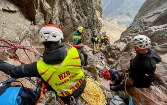 Turistu v Tatrách zasiahol uvoľnený kameň. Spôsobil mu tržné rany na hlave a poranenia chrbtice, zasahoval vrtuľník