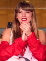 Tvá učitelka angličtiny a učitel tělocviku se budou brát. Pojď si s námi připomenout vztah Taylor Swift a Travise Kelceho
