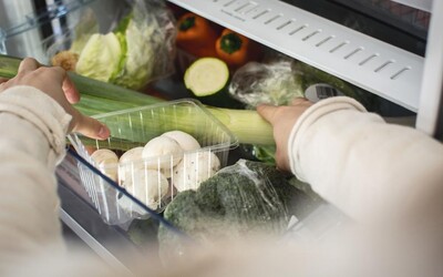 Týchto 12 potravín by si nemal skladovať v chladničke, pretože im tým môžeš uškodiť. Máš v nej uhorky či banány?