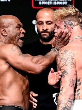 Tyson vs. Paul: Predzápasový staredown bol plný emócií. Mike uštedril svojmu protivníkovi facku, ten sa mu na oplátku vysmial 