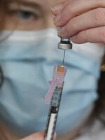 Týždeň po odvysielaní reportáže RTVS o úmrtí údajne súvisiacom s AstraZenecy sa z očkovania odhlásilo viac ako 21-tisíc ľudí