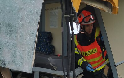 U Holešova se srazil vlak s kamionem. Zranilo se devět lidí, jeden vážně