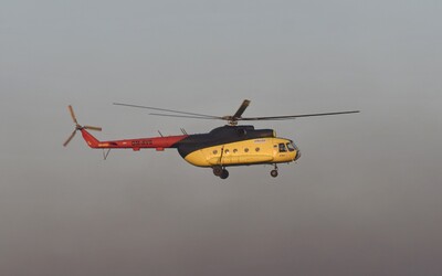 U Prahy došlo k pádu vrtulníku. Dvoučlenná posádka na místě zemřela