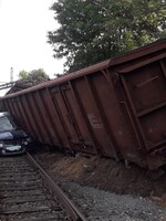 U Prahy se samovolně rozjelo 32 nákladních vagónů, které pak narazily do osobního auta. Dva lidé byli odvezeni do nemocnice