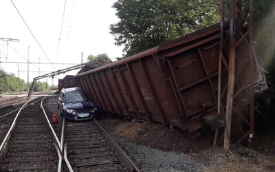 U Prahy se samovolně rozjelo 32 nákladních vagónů, které pak narazily do osobního auta. Dva lidé byli odvezeni do nemocnice
