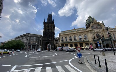 U Prašné brány v Praze vznikl kruhový objezd. Podle lidí hyzdí okolí historických památek