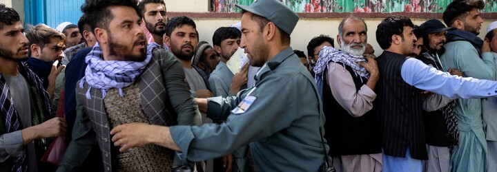 U letiště v Afghánistánu došlo k mohutné explozi. O život přišlo nejméně 13 lidí, mezi nimi Američané