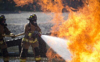 U včerejšího požáru poblíž Karviné zemřel profesionální hasič