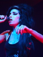 Uběhlo deset let od smrti Amy Winehouse. Rodina se v novém dokumentu vyrovnává s její ztrátou (Recenze)