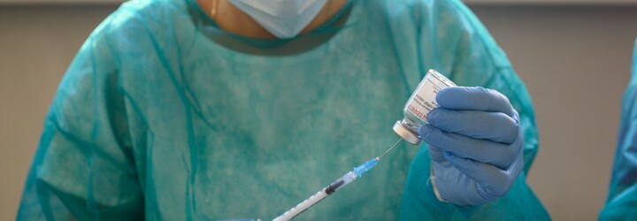 Muž udeřil sestřičku do obličeje, protože naočkovala jeho manželku proti koronaviru