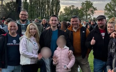 Uhrík bol na koncerte Ondreja Ďuricu. Fotil sa so Slovákom v tričku Wehrmachtu