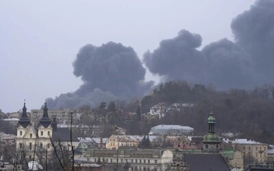 Ukrajina od rána odráží útoky dronů v blízkosti polských hranic. Rusové zaútočili na velké město na západě země