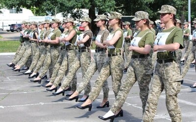 Ukrajina od vojákyň chce, aby pochodovaly v lodičkách na podpatcích. Ministerstvo obrany schytalo kritiku za sexismus
