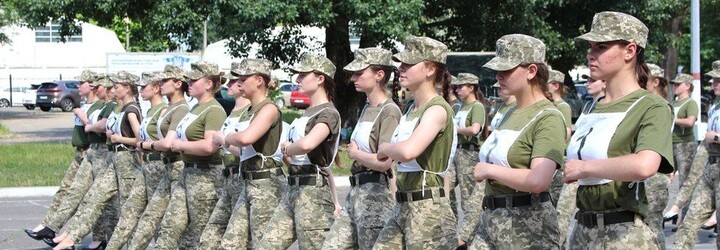 Ukrajina od vojákyň chce, aby pochodovaly v lodičkách na podpatcích. Ministerstvo obrany schytalo kritiku za sexismus