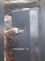 Ukrajinskému vojákovi zachránil život mobil. Neprošla přes něj kulka