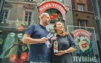 Ukrajinskí manželia otvárajú na Slovensku legendárny bar Opitá višňa. Čo tu ochutnáš a koľko to stojí?