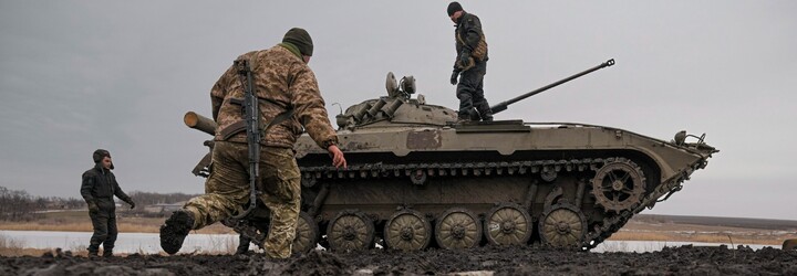 Ukrajinskí maturanti nafotili emotívnu ročenku na zničených tankoch. Mesto, kde chodili do školy, Rusi zdevastovali