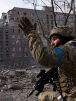 Ukrajinští vojáci ignorovali ruské ultimátum a obraňují Mariupol i nadále. Rusko chce zlikvidovat veškerý odpor