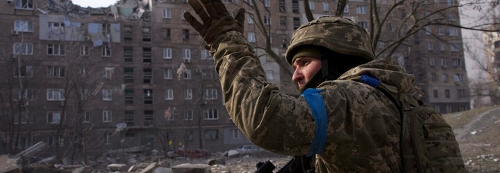 Ukrajinští vojáci ignorovali ruské ultimátum a obraňují Mariupol i nadále. Rusko chce zlikvidovat veškerý odpor