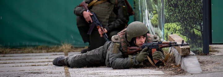 Ukrajinský voják vyměnil queer outfit za uniformu. „Bráníme nejen naši zemi, ale také svobodu a důstojnost,“ hlásá hrdě Ukrajina